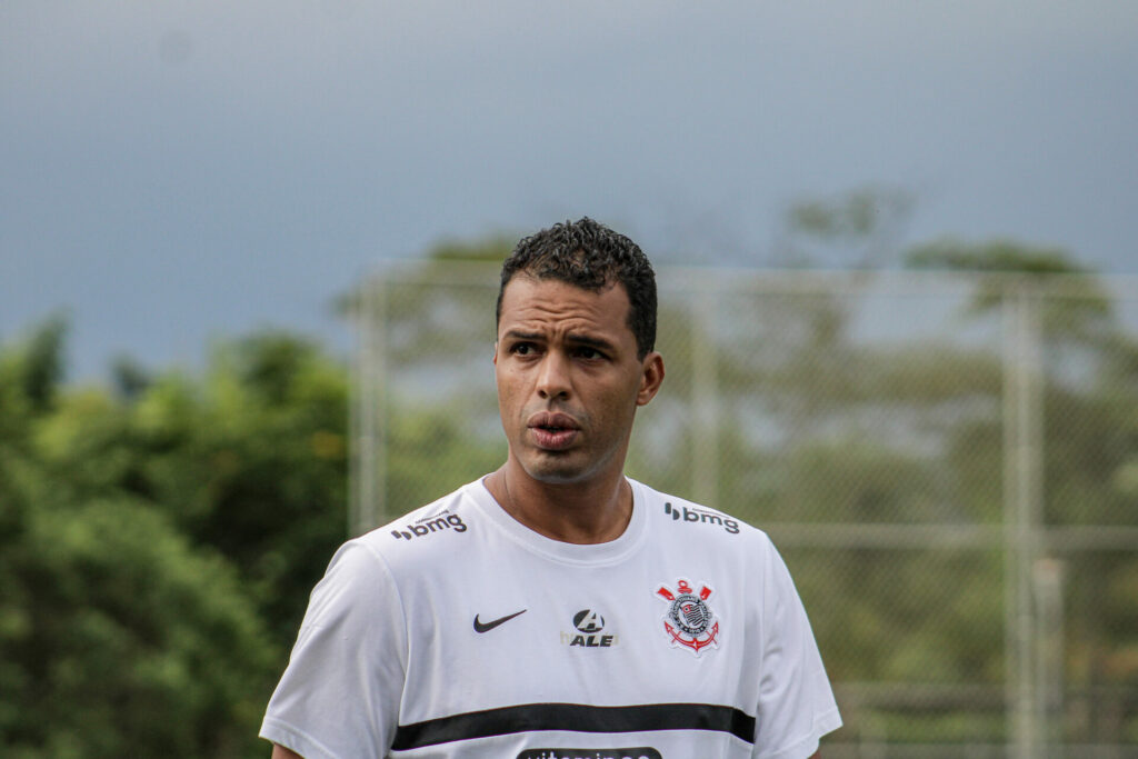 Fernando Lázaro libera atacante do Corinthians