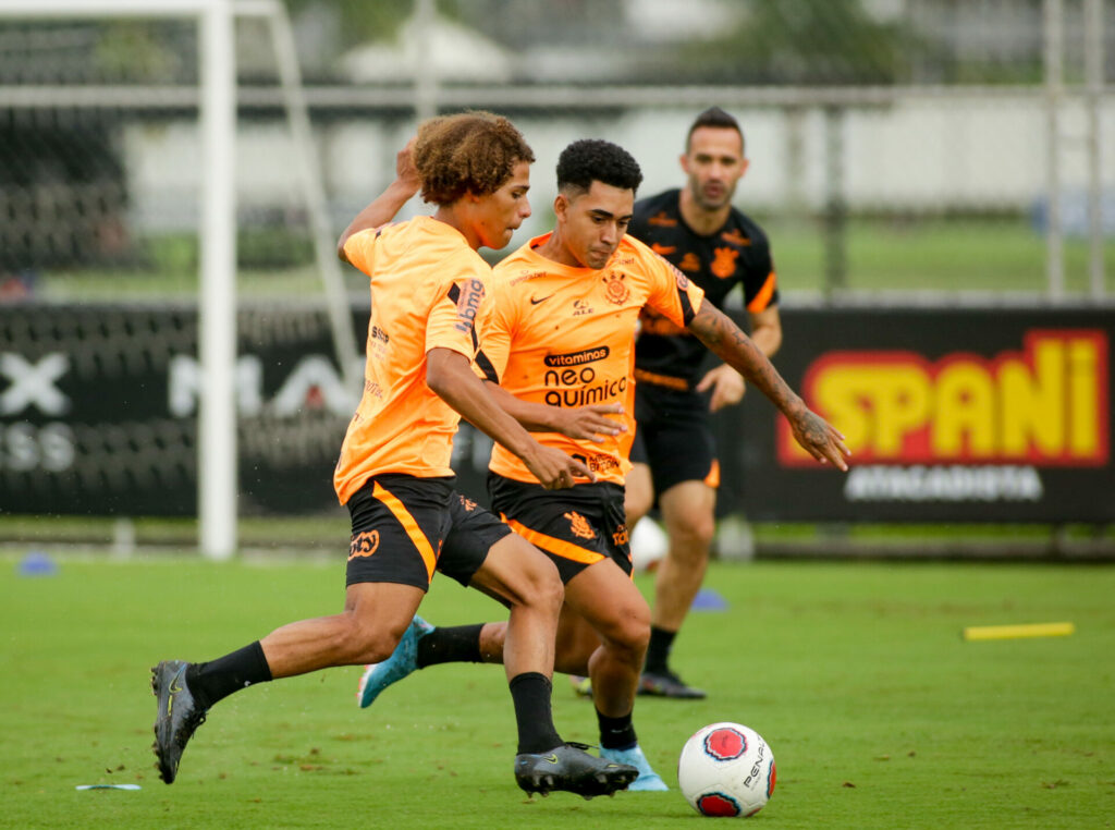 Guilherme Biro e Du Queiroz durante treino do Corinthians