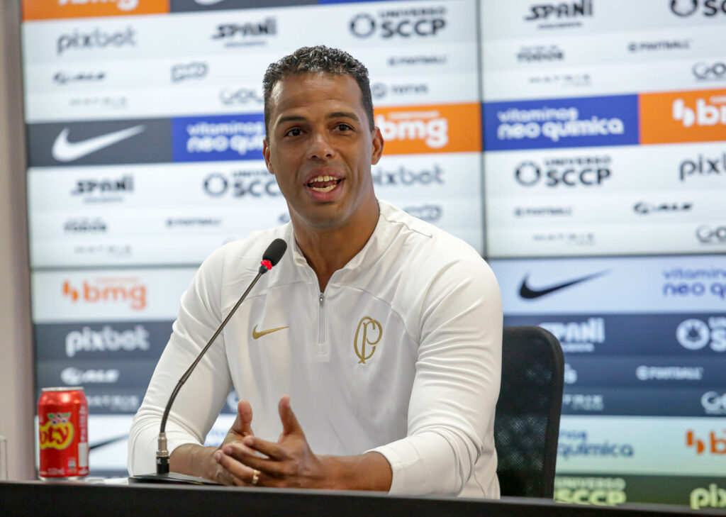 Fernando Lázaro, técnico do Corinthians, durante entrevista