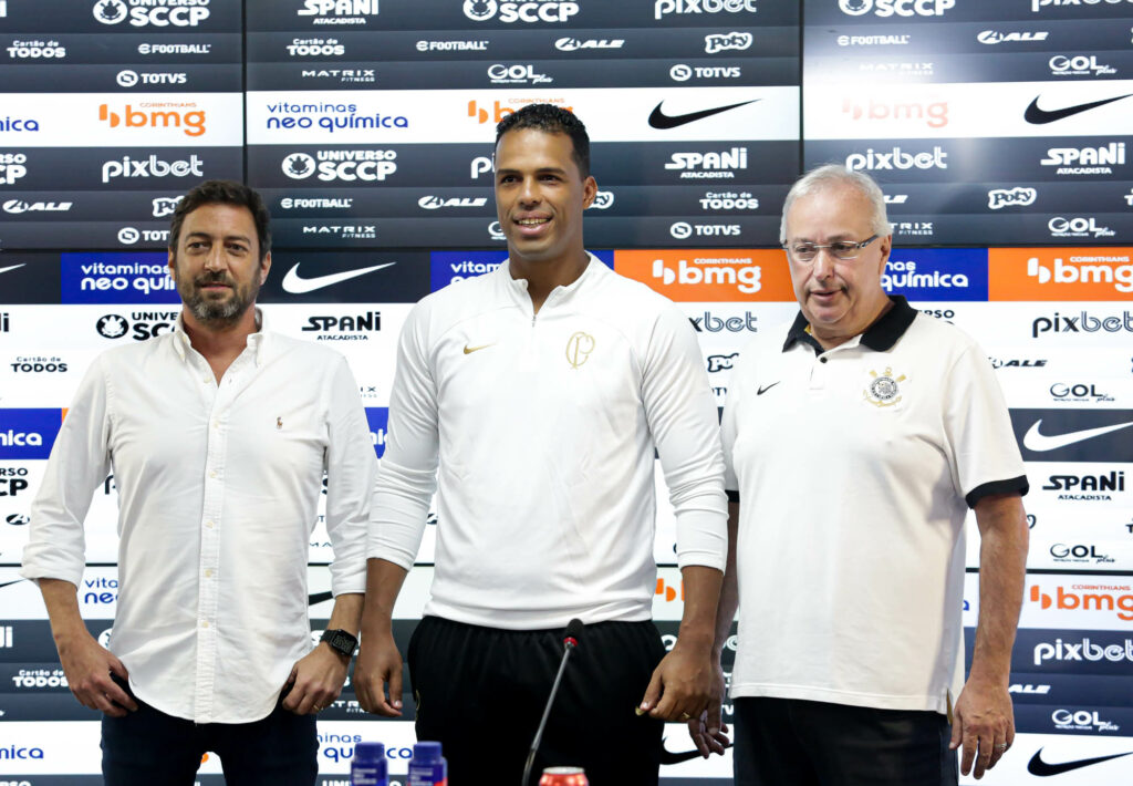 Duílio Monteiro Alves, Fernando Lázaro e Roberto de Andrade durante apresentação do técnico