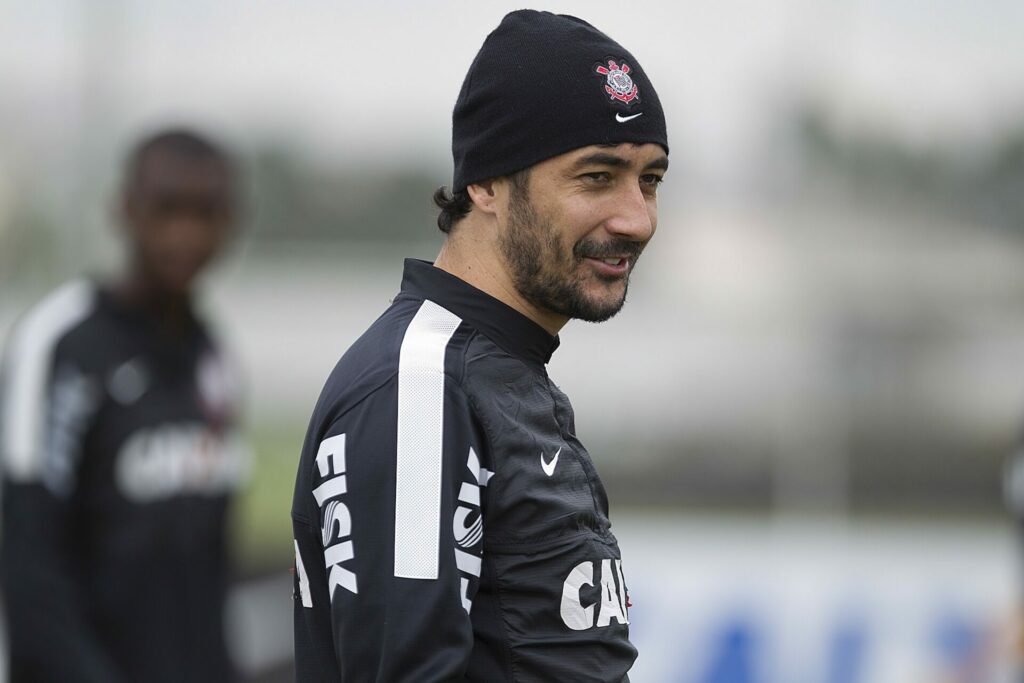 Douglas, ex-jogador do Corinthians, durante treino