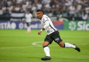 Paulinho, jogador do Corinthians.