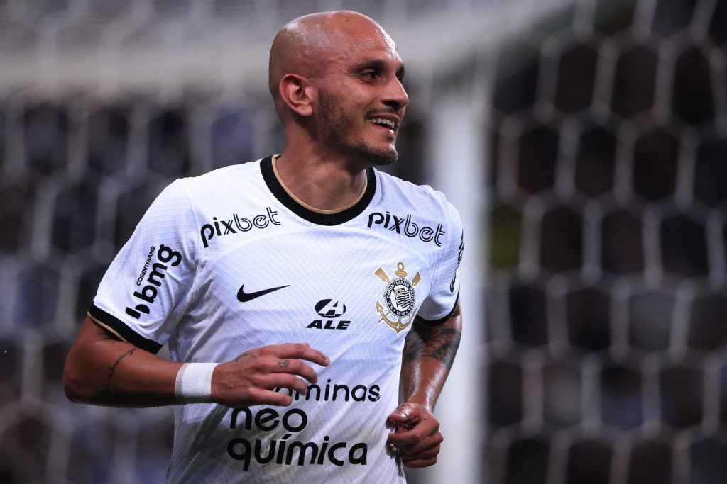 Foto: Ettore Chiereguini/AGIF - Lateral do Corinthians foi testado como zagueiro.