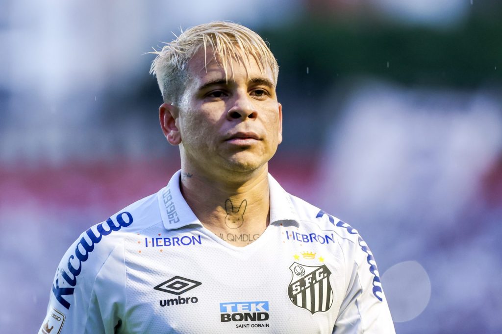 Foto: Marcello Zambrana/AGIF - Camisa 10 do Santos se envolveu em lance polêmico com titular do Corinthians.