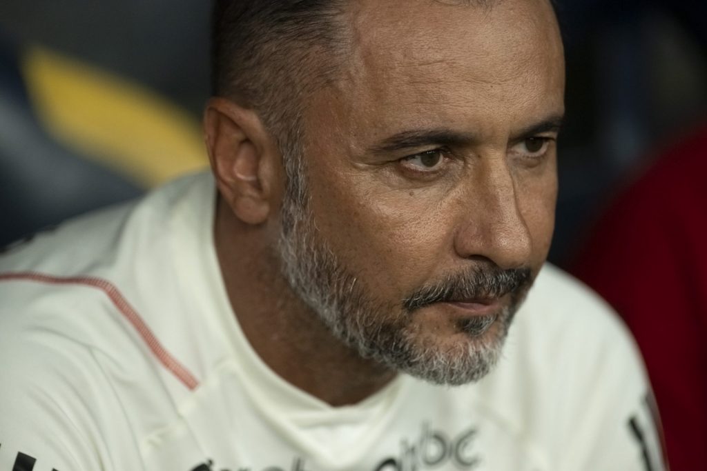 Vítor Pereira pode ficar sem reforço por causa do Corinthians