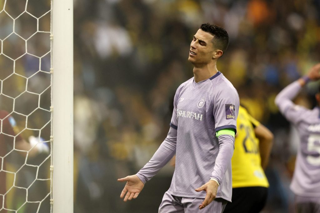 Cristiano Ronaldo vem sofrendo com ex-Corinthians na Arábia Saudita