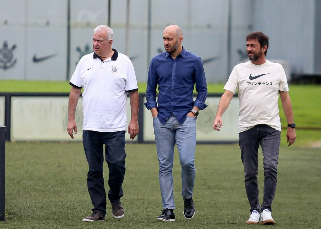 Diretoria do Corinthians segue ativa ao mercado da bola