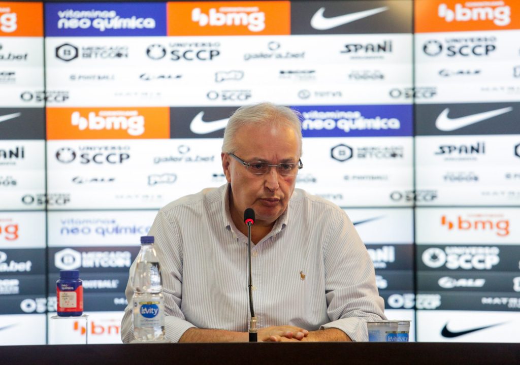 Roberto de Andrade é alvo principal da torcida do Corinthians