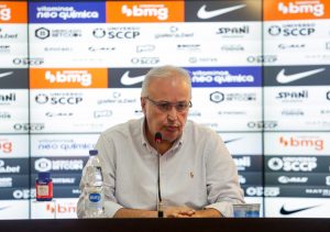 Roberto de Andrade é alvo principal da torcida do Corinthians