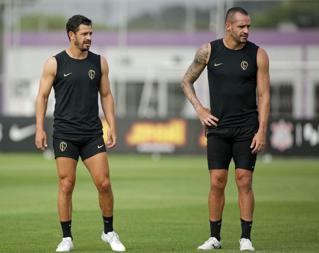 Giuliano e Renato Augusto se firmaram como titulares do Corinthians