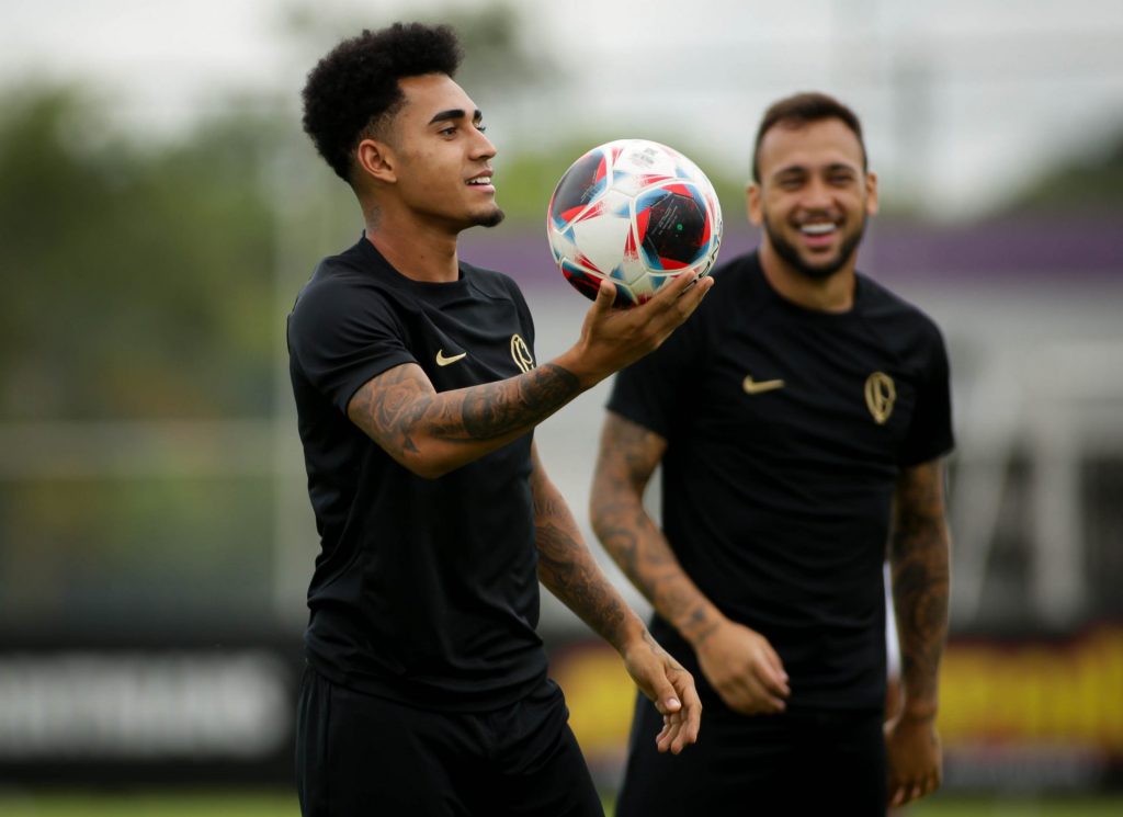 Du Queiroz e Maycon em treino do Corinthians