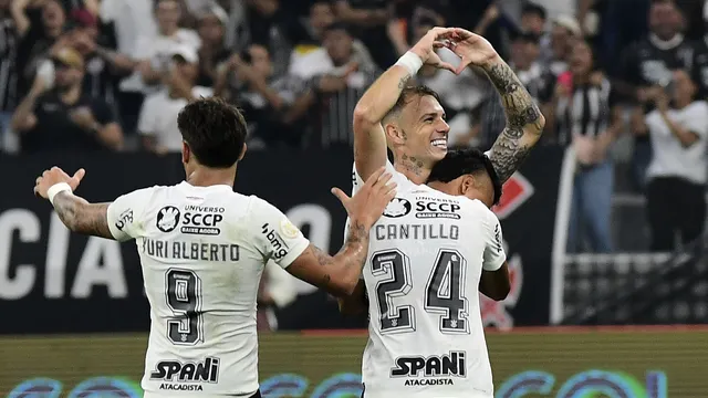 Róger Guedes comemora segundo gol do Corinthians sobre o Cruzeiro (Foto: Marcos Ribolli)