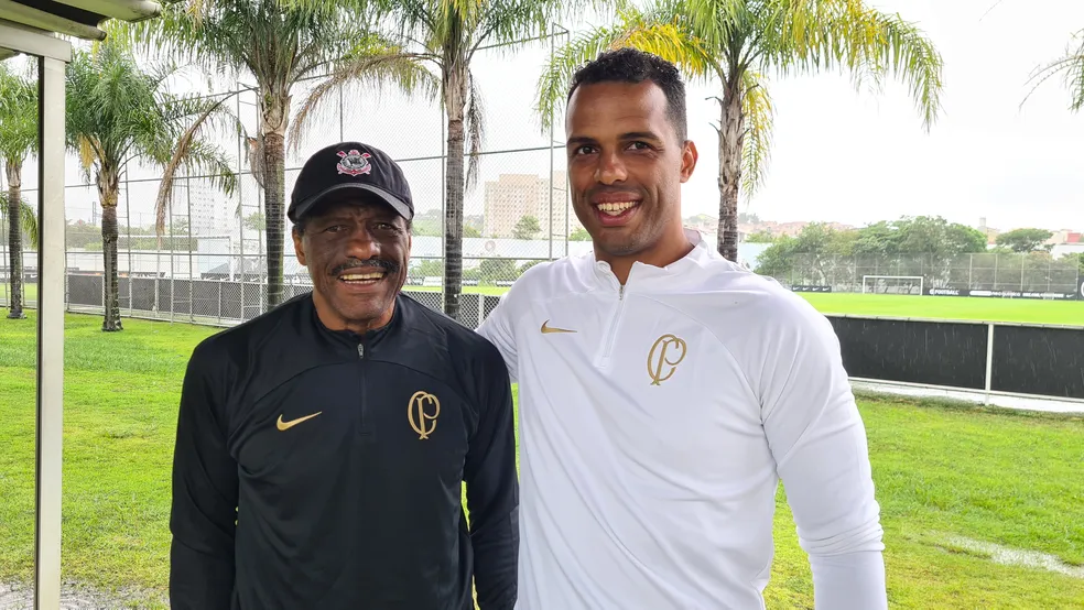 Zé Maria e o filho, Fernando Lázaro, técnico do Corinthians — Foto: Rodrigo Coca/Ag.Corinthians