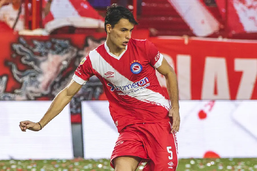 Federico Redondo segue os passos do pai e herda a camisa cinco do Argentinos Jrs (@AAAJoficial/Divulgação) Federico Redondo segue os passos do pai e herda a camisa cinco do Argentinos Jrs (@AAAJoficial/Divulgação)