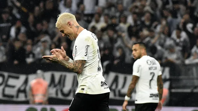 Róger Guedes comemora gol do Corinthians contra o Fluminense (Foto: Marcos Ribolli)