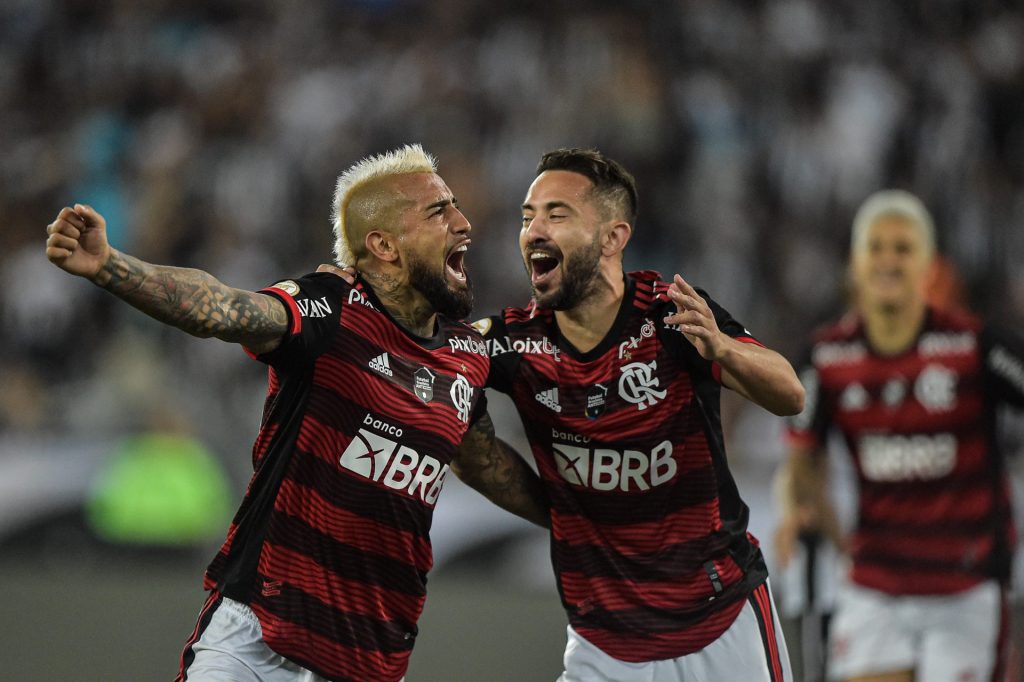 Éverton Ribeiro e Vidal, jogadores do Flamengo - Foto: Thiago Ribeiro/AGIF