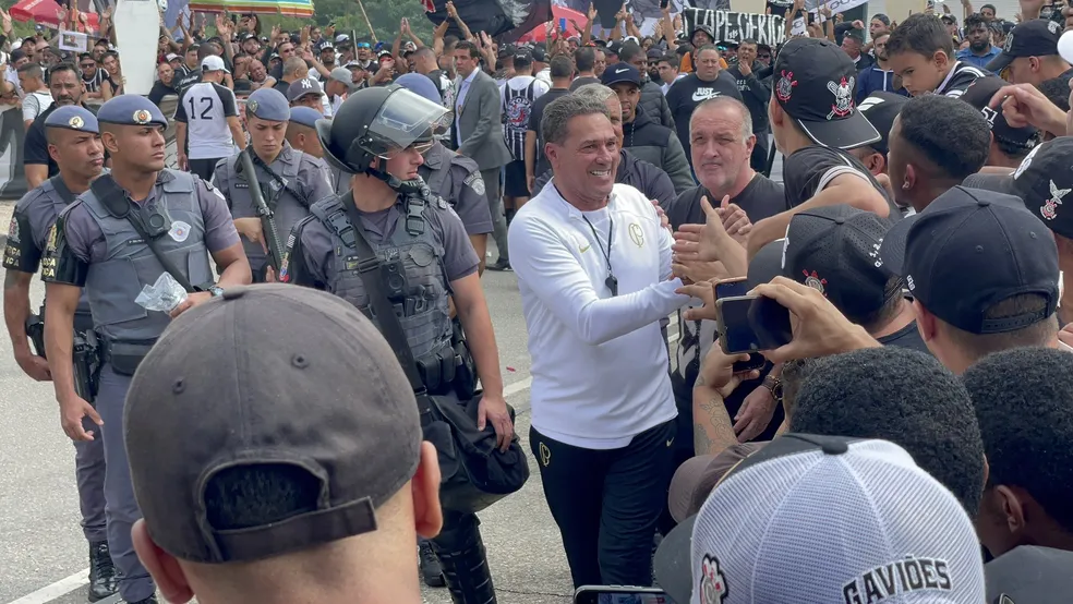 Luxemburgo, escoltado por policiais, em protesto da torcida do Corinthians — Foto: Marcelo Braga