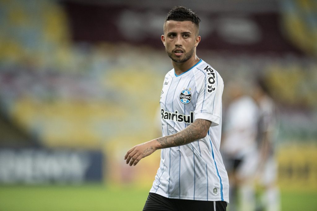 Foto: Jorge Rodrigues/AGIF - Matheus Henrique, ex-Grêmio, é observado pelo Corinthians.