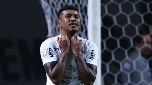 Foto: Ettore Chiereguini/AGIF - Ex-Corinthians, Paulinho enfrenta dificuldades para encontrar um novo clube.