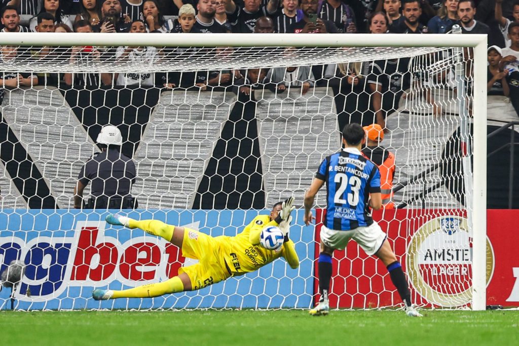 Foto: Marcello Zambrana/AGIF - Carlos Miguel salvou o Corinthians na penalidade.