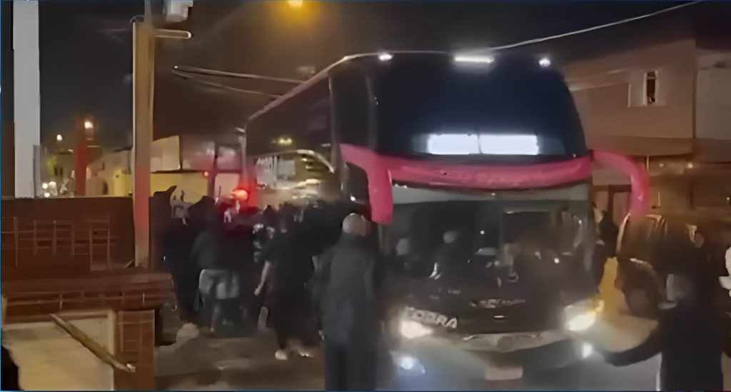 Foto: Reprodução/Twitter - Ônibus do Corinthians foi atacado por torcedores.