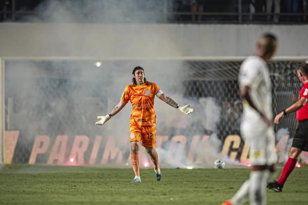 Torcida do Santos atira rojões em campo e jogo é encerrado aos 44 minutos — Foto: Anderson Lira/Futura Press/Folhapress
