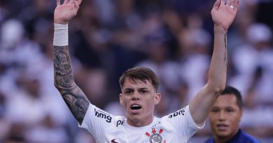 Bruno Méndez é titular em vitória do Uruguai e será desfalque para o  Corinthians em clássico