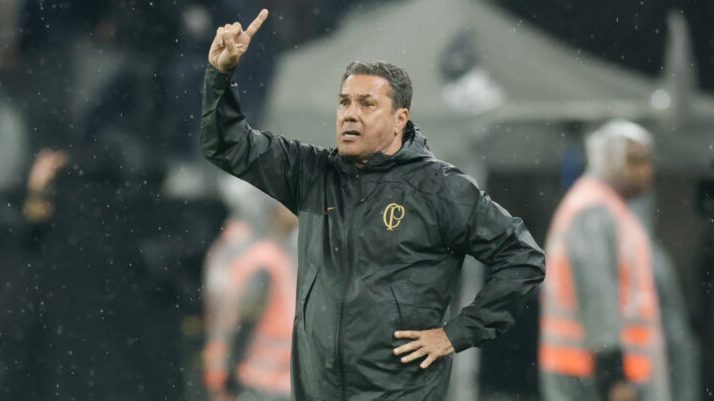 (Photo by Alexandre Schneider/Getty Images) - Luxemburgo precisou dar um "puxão de orelha" no Corinthians durante o intervalo.