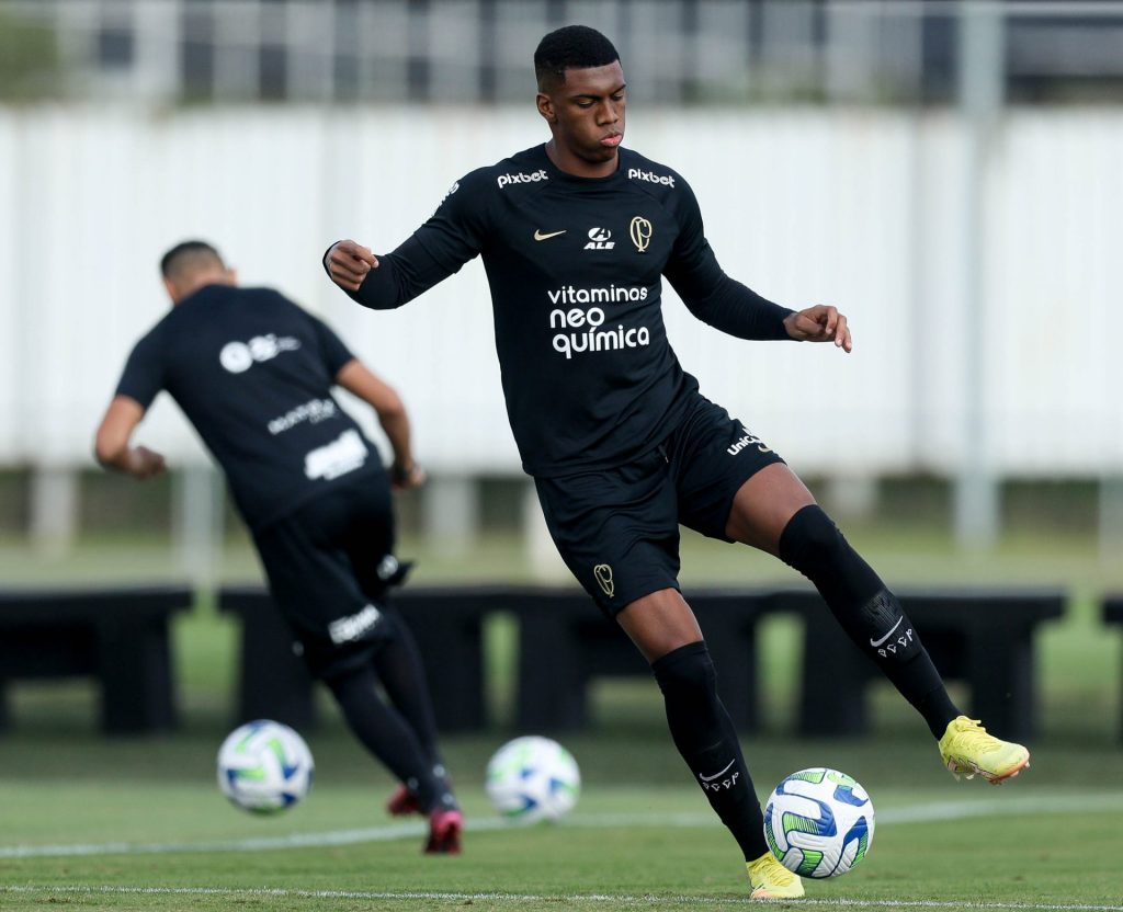 Felipe Augusto no treino do Corinthians que se prepara para o