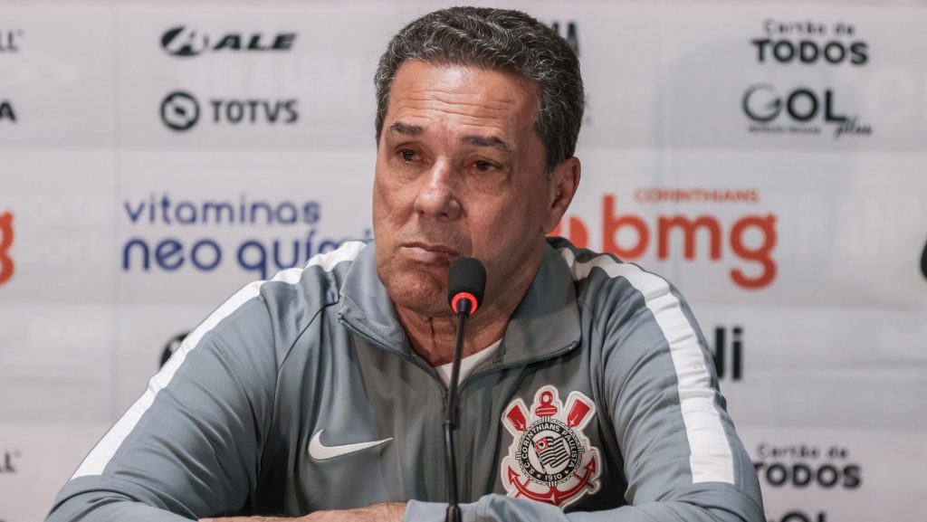 Foto: Robson Mafra/AGIF - Treinador segue pressionado no Corinthians.