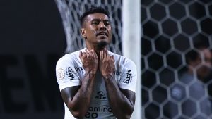 Paulinho deixará o Corinthians nesta terça-feira (28) - Foto: Ettore Chiereguini/AGIF.