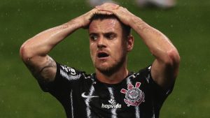 Meia defende o Cruzeiro - Foto: Ettore Chiereguini/AGIF.