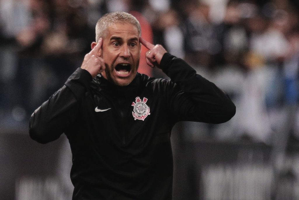 Sylvinho deixou o Corinthians no ano passado - Foto: Ettore Chiereguini/AGIF