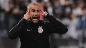 Duílio foi quem contratou Sylvinho - Foto: Ettore Chiereguini/AGIF.
