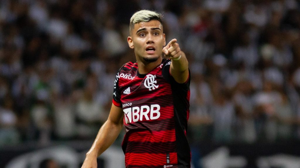 Foto: Fernando Moreno/AGIF - Andreas Pereira pode jogar no Palmeiras.