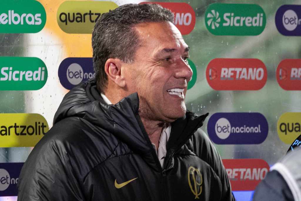 Foto: Fernando Moreno/AGIF - Técnico do Corinthians está na corda bamba.