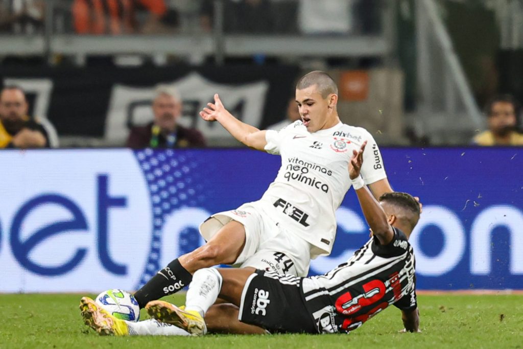 Foto: Gilson Lobo/AGIF - Gabriel Moscardo vem surpreendendo no Corinthians.