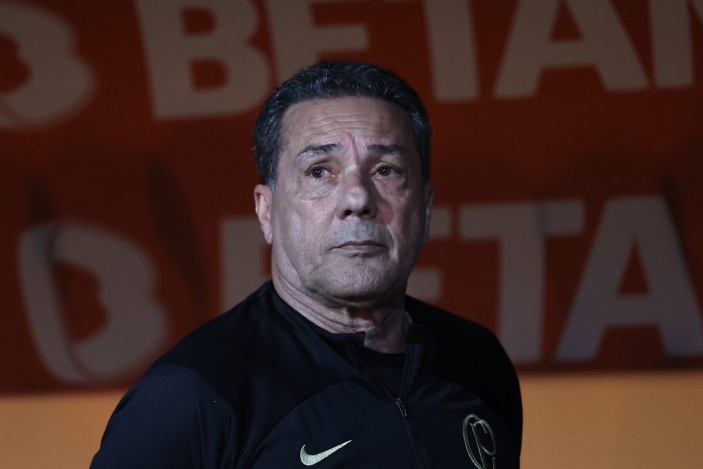 Foto: Marcello Zambrana/AGIF - Técnico do Corinthians discutiu com o camisa 10 rival.
