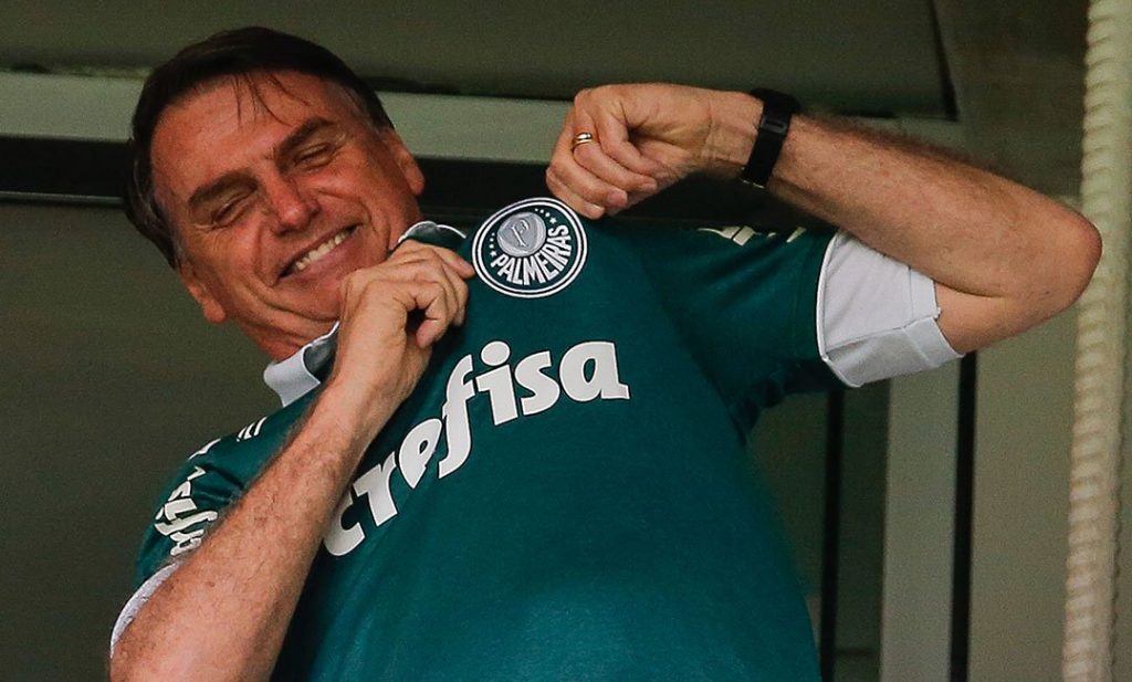 Bolsonaro diz ser palmeirense, mas já vestiu camisa do Corinthians - Foto: Getty Images