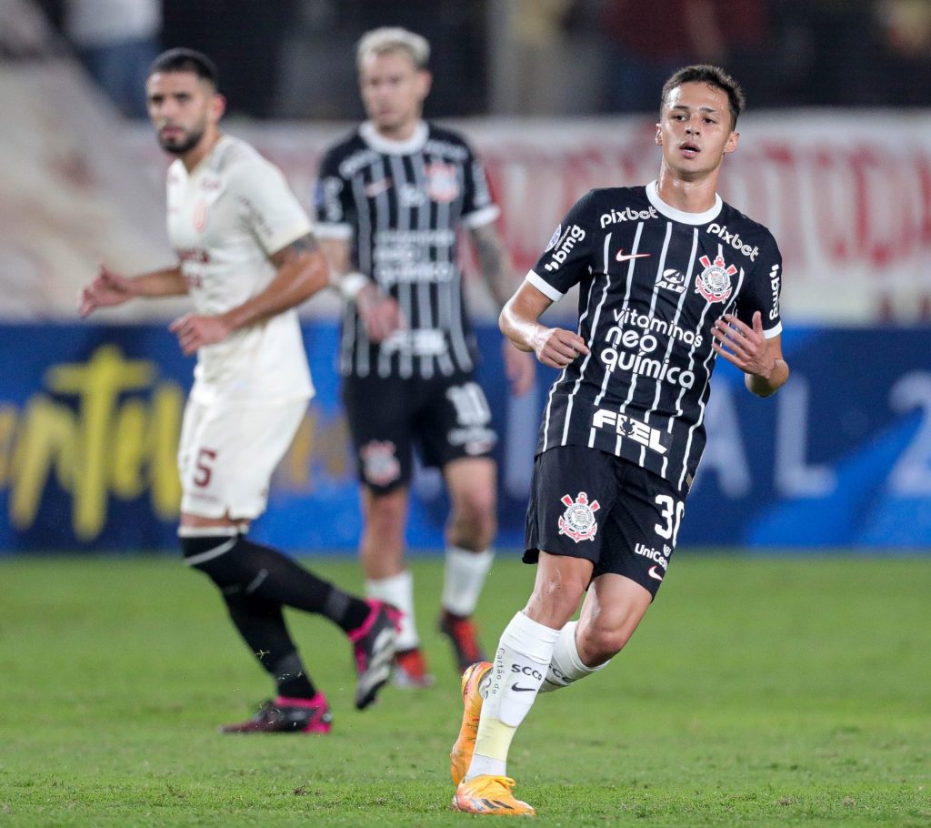 Matheus Araújo diz não pensar no profissional do Corinthians agora