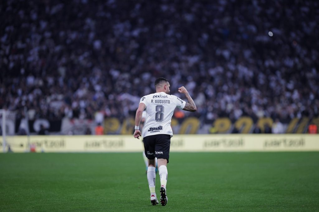 Renato Augusto decide para o Corinthians - Foto: Ettore Chiereguini/AGIF