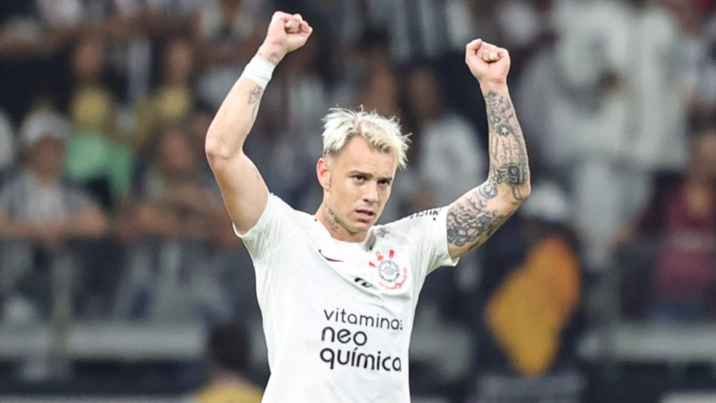 Foto: Gilson Lobo/AGIF - Ex-Corinthians, Róger Guedes pode voltar para o Brasil.