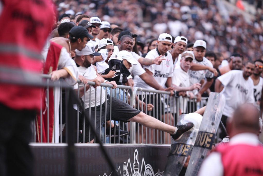 Foto: Ettore Chiereguini/AGIF - Torcida do Corinthians não perdoou.