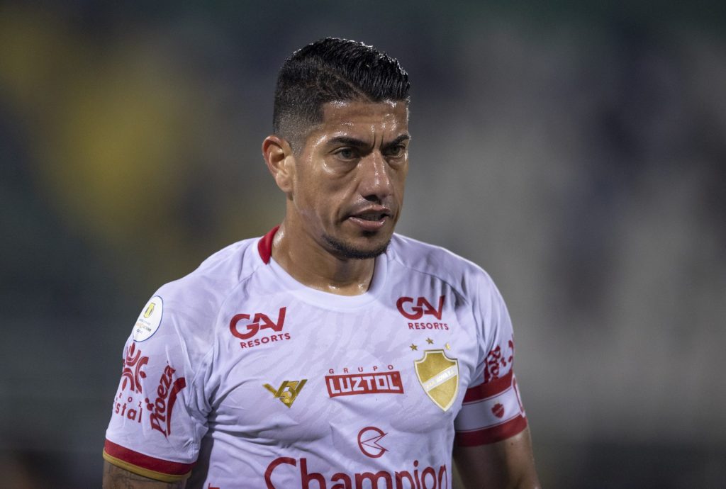 Foto: Liamara Polli/AGIF - Volante ex-Corinthians está jogando a Série B pelo Vila Nova.
