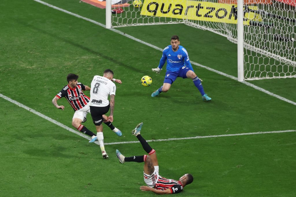Foto: Marcello Zambrana/AGIF - Corinthians tem vantagem em relação ao rival.