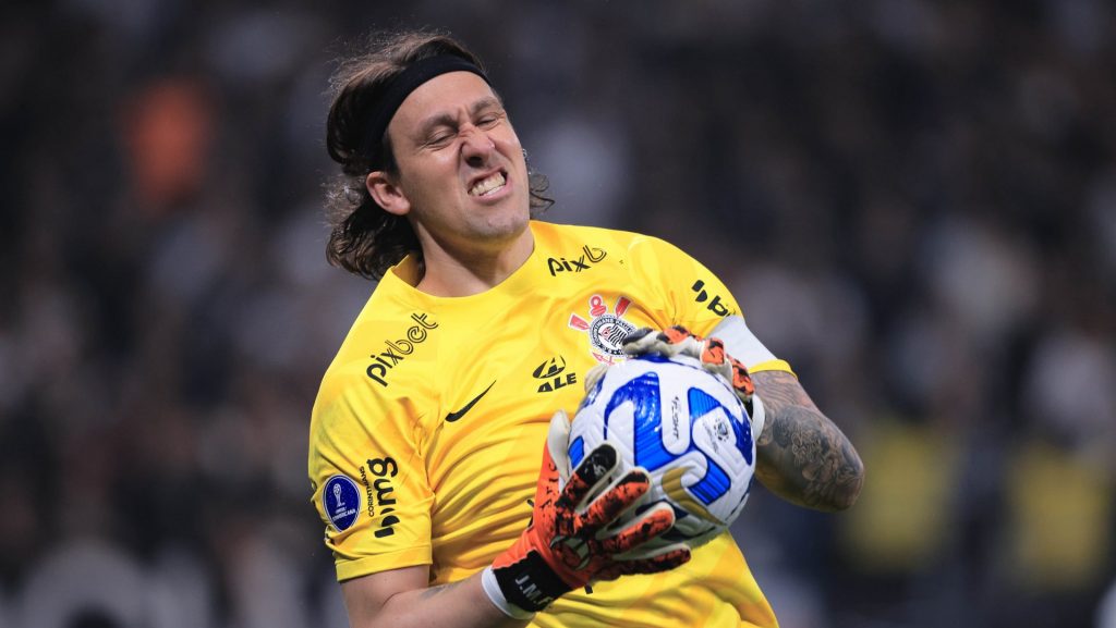 Foto: Ettore Chiereguini/AGIF - Goleiro do Corinthians não perdeu a oportunidade de brincar com o companheiro.