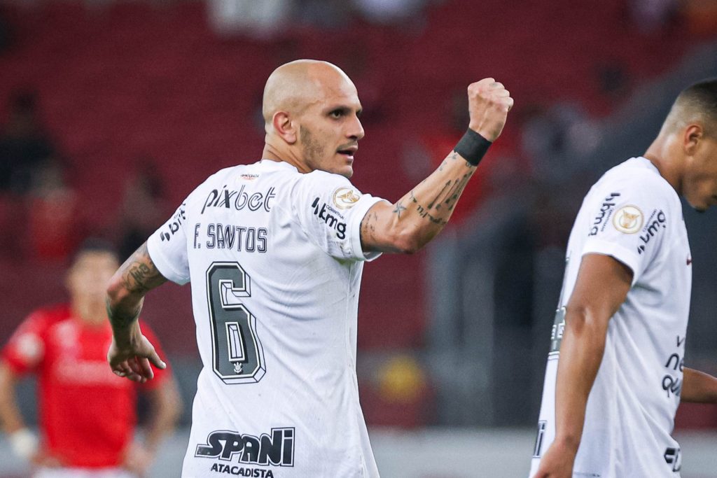 Fábio Santos é um dos veteranos do Corinthians - Foto: Maxi Franzoi/AGIF