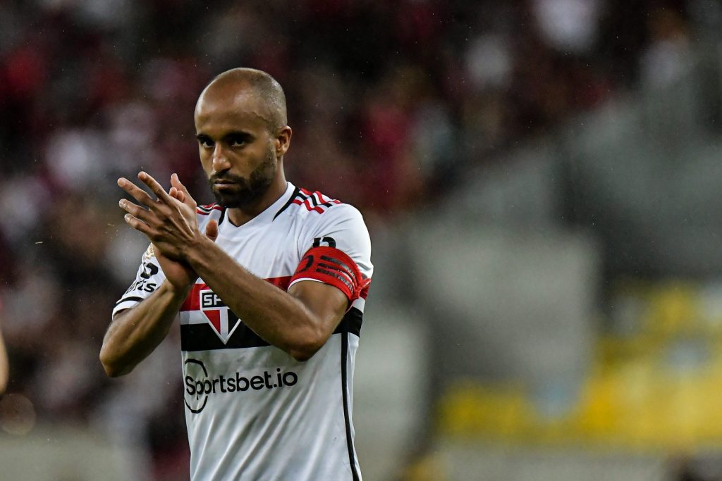 Foto: Thiago Ribeiro/AGIF - Lucas marcou um gol irregular diante do Corinthians.