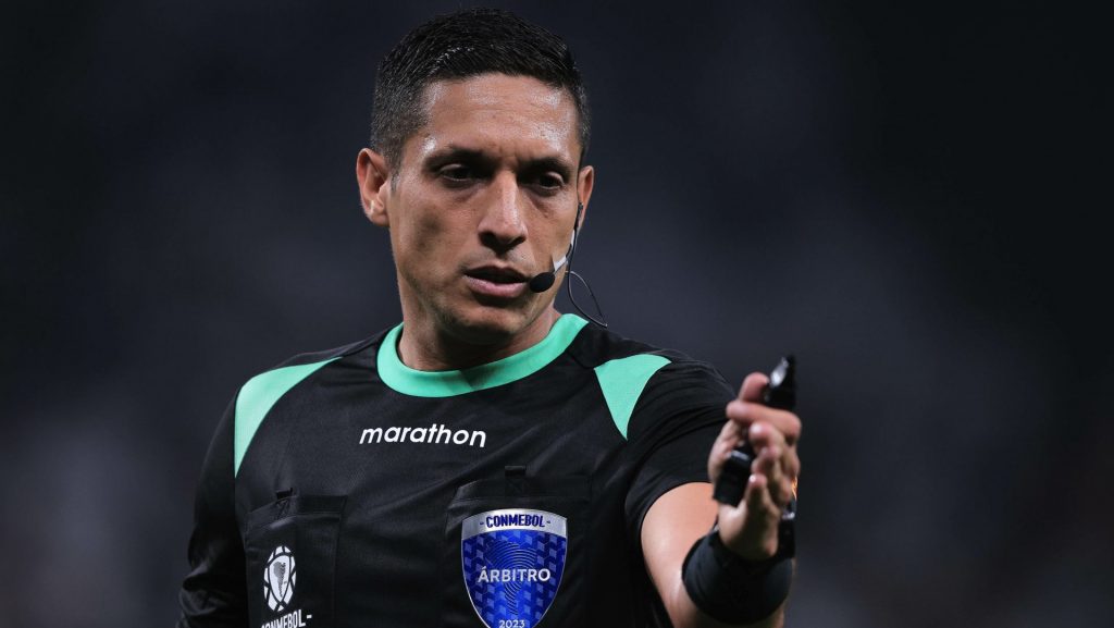 Foto: Ettore Chiereguini/AGIF - Árbitro ignorou o pênalti pedido pelo Corinthians.