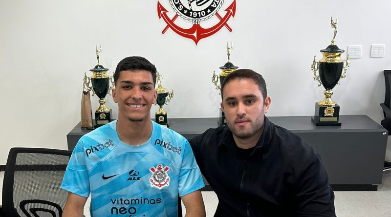 Destaque do sub-17, atacante assina primeiro contrato profissional com o  Corinthians, corinthians